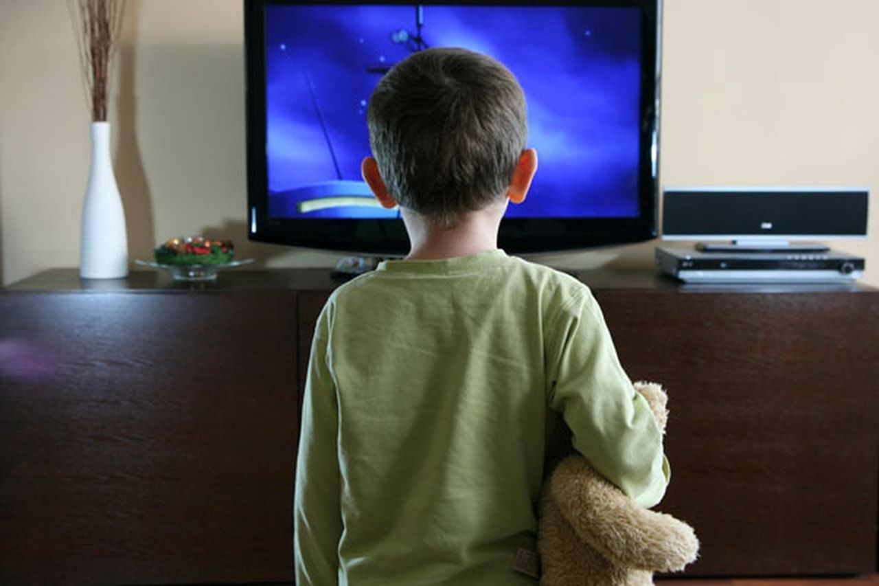 Televizyonun Çocuklar Üzerindeki Etkisi – Simge Psikoloji
